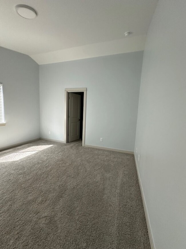 Building Photo - House for Rent