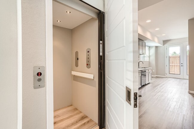Building Photo - Accessible Townhome near Edgewater!