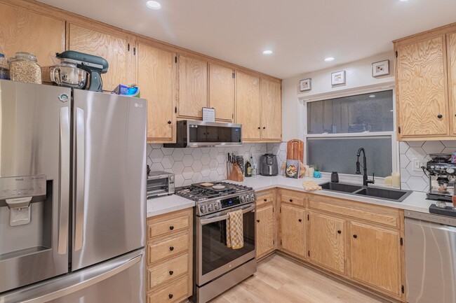 Building Photo - Beautifully remodeled top-floor 1b/1b cond...