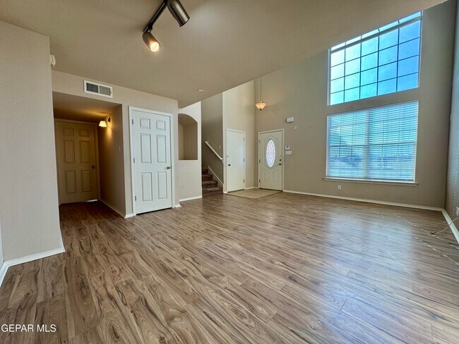Building Photo - 3813 Loma Dante