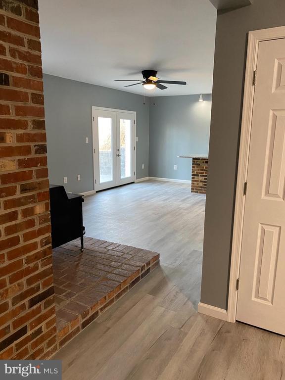 Building Photo - 122 Stuart Dr