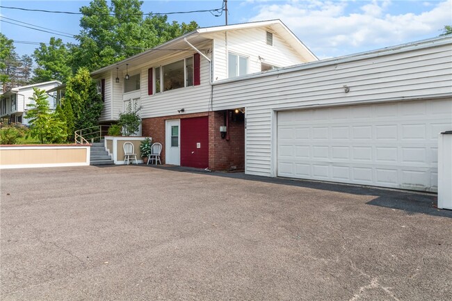 Building Photo - 137 Honness Ln