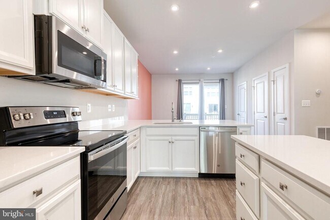 Building Photo - 228 S Newkirk St