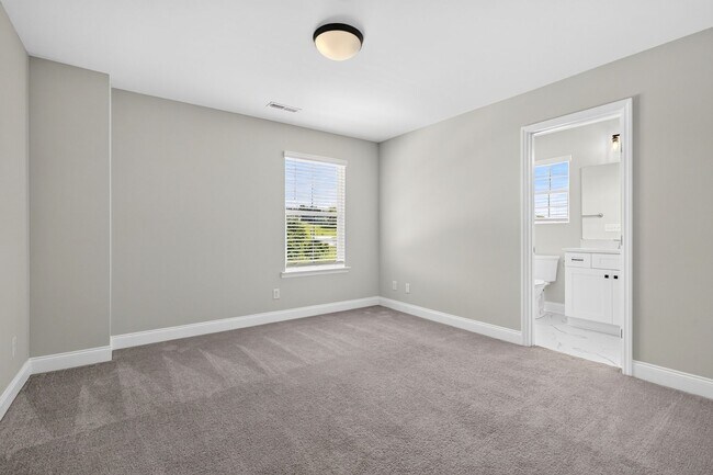 Building Photo - Luxury Townhome