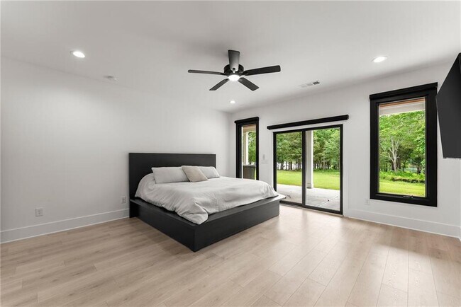 Building Photo - 151 S Pointe Dr