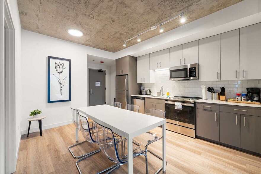 Building Photo - 853 W Blackhawk St