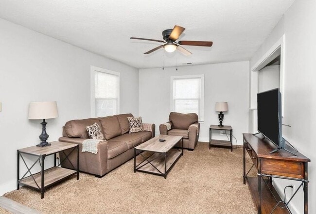 Building Photo - 2 Bed • 1 Bath • Central Location