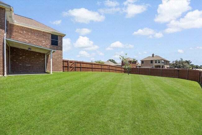 Building Photo - 1100 Camelot Dr