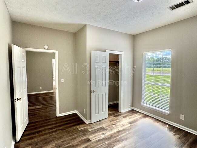 Building Photo - 1520 Hogan Rd