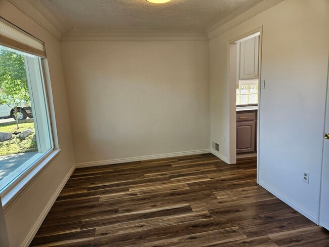 Building Photo - Beautiful 3 Bedroom/2 Bathroom in Bountiful