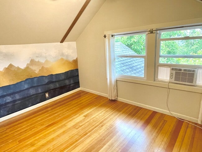 Building Photo - Gorgeous Rose City Park 4 bed Craftsman