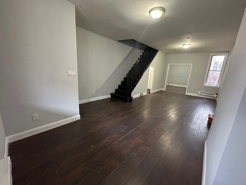 Primary Photo - 1948 E Monmouth St