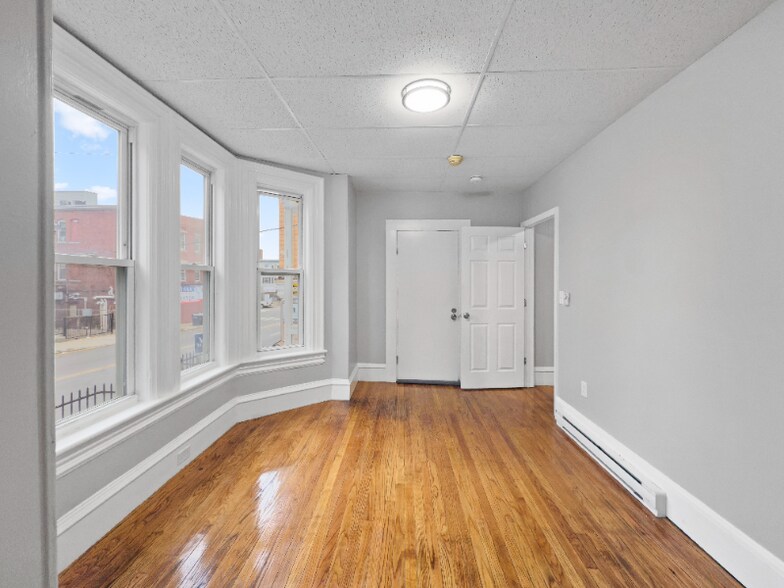 Building Photo - 375-379 Haverhill St