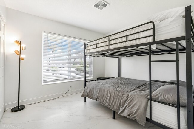 Building Photo - 1633 SE 5th Ct