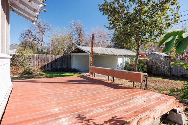 Building Photo - Historic craftsman style home located in T...
