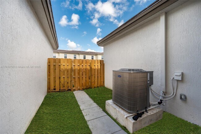 Building Photo - 26480 SW 148th Ct