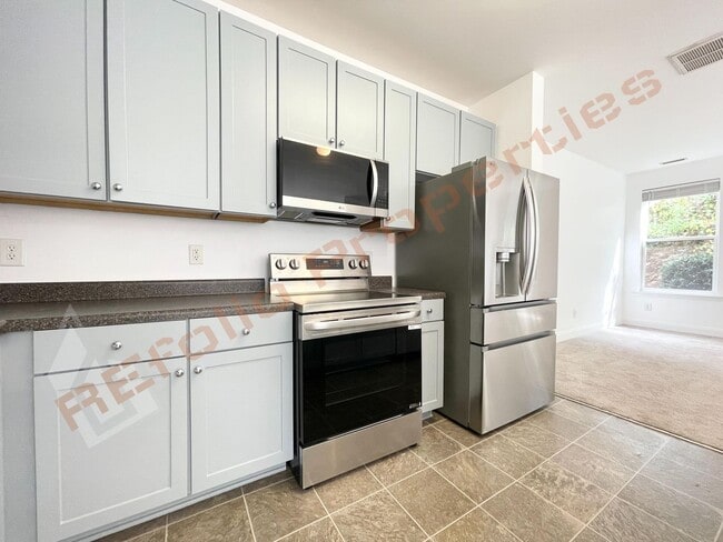Building Photo - Beautiful 2 Story 3 Bedroom 2.5 Bath Townh...