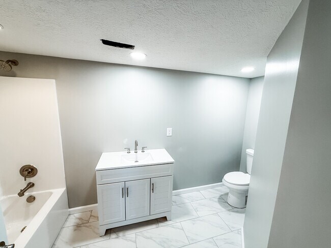 Building Photo - 208 Green Acres Dr