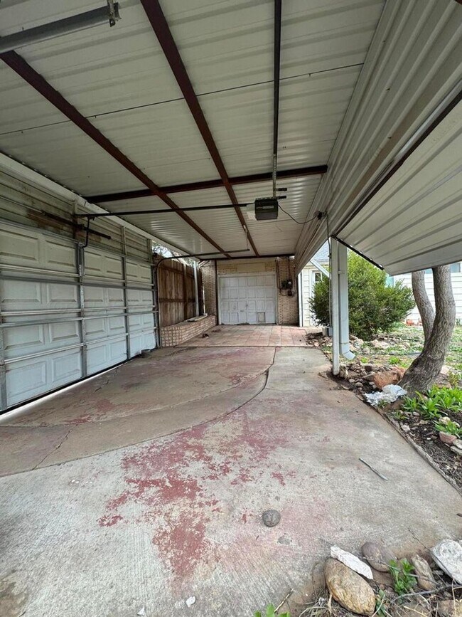 Building Photo - LARGE 2bedroom 1bathroom with 1 car garage...
