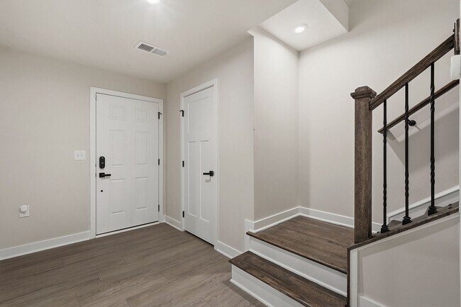 Building Photo - BEAUTIFUL TOWNHOME IN A GREAT AMENTIES!