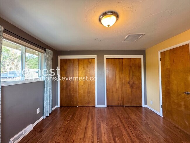Building Photo - 4-Bed/2-Bath House Charming Home with Fenced Yard/ Available Now!