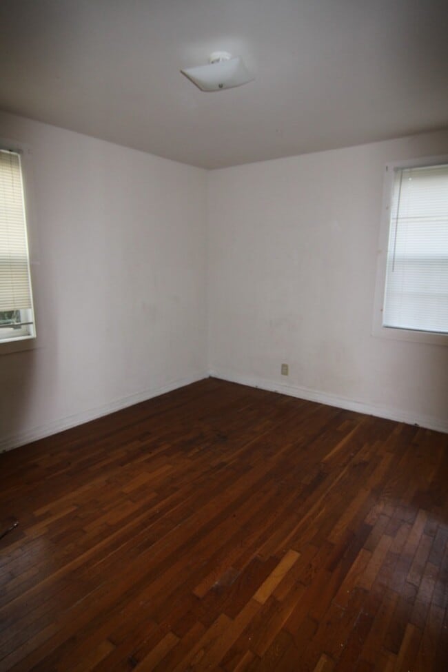 Building Photo - 2 Bedroom Home For Rent Near APSU!