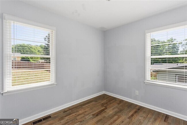 Building Photo - 2363 Beverly Ln