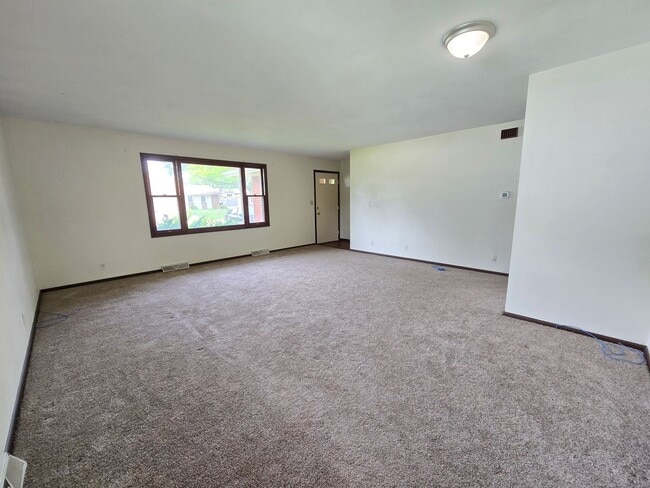 Building Photo - Cute 2-bedroom duplex in Normal!