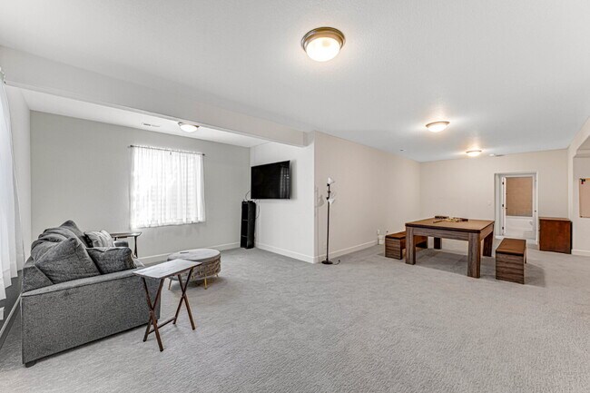 Building Photo - $4,795.00, 5 bed, 3.5 bath located in Denver.