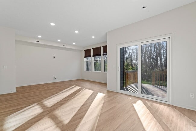 Building Photo - Luxury Townhome, Fishers Schools, Minutes from Shopping, Restaurants, and City Parks!