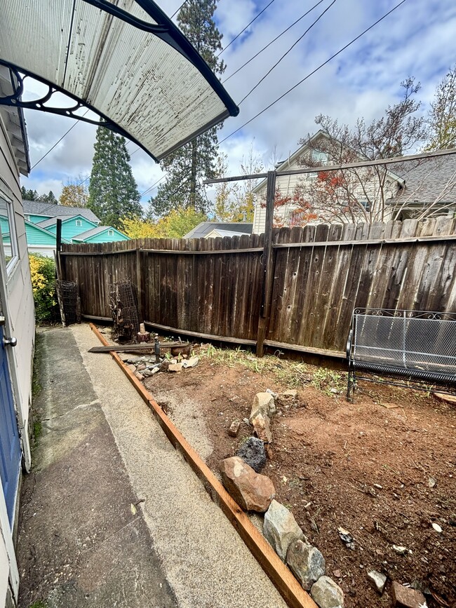 Building Photo - 668 S Auburn St