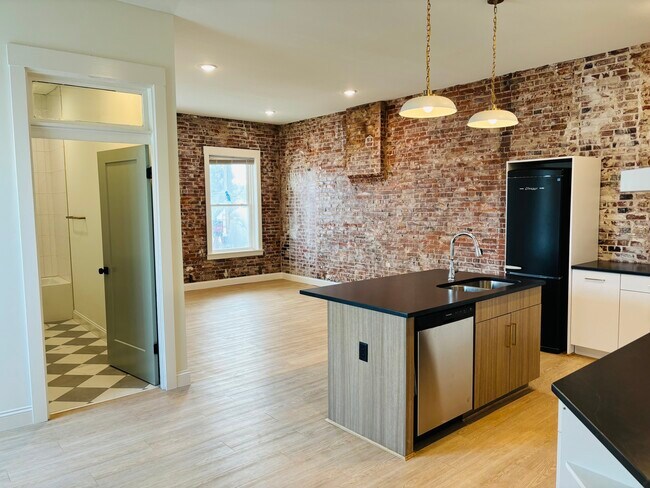 Building Photo - 711 Broadway St