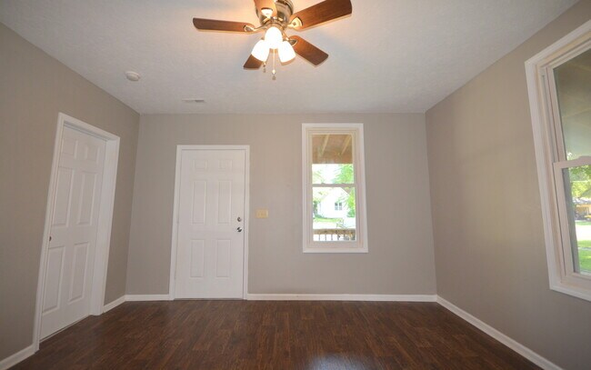 Building Photo - 2 Bedroom 1 Bath Home with a Carport
