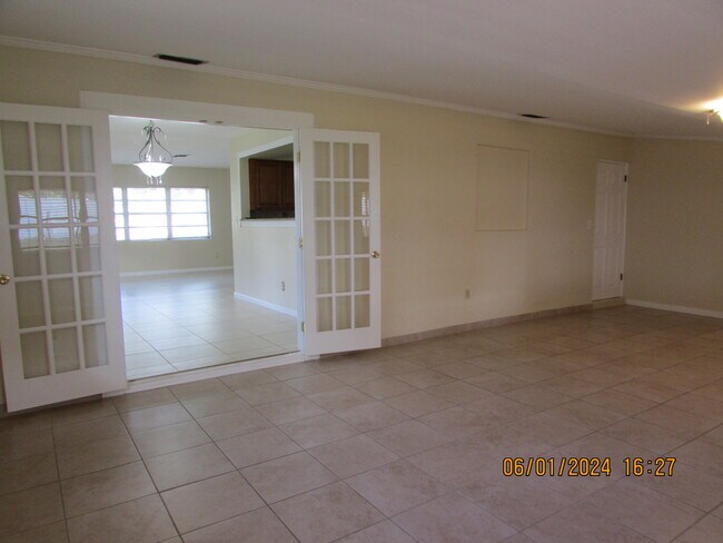 Building Photo - 211 W Laila Dr