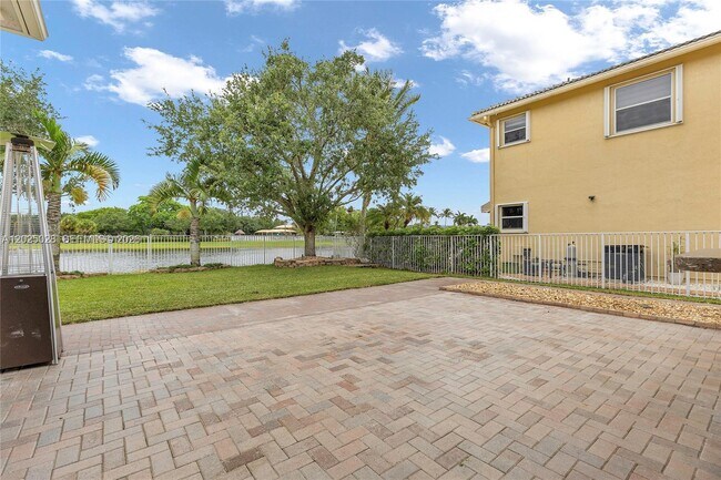 Building Photo - 950 Marina Dr