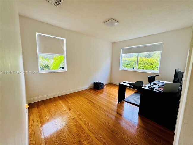 Building Photo - 920 N 26th Ave