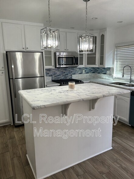 Building Photo - 1077 S Santo Antonio Dr