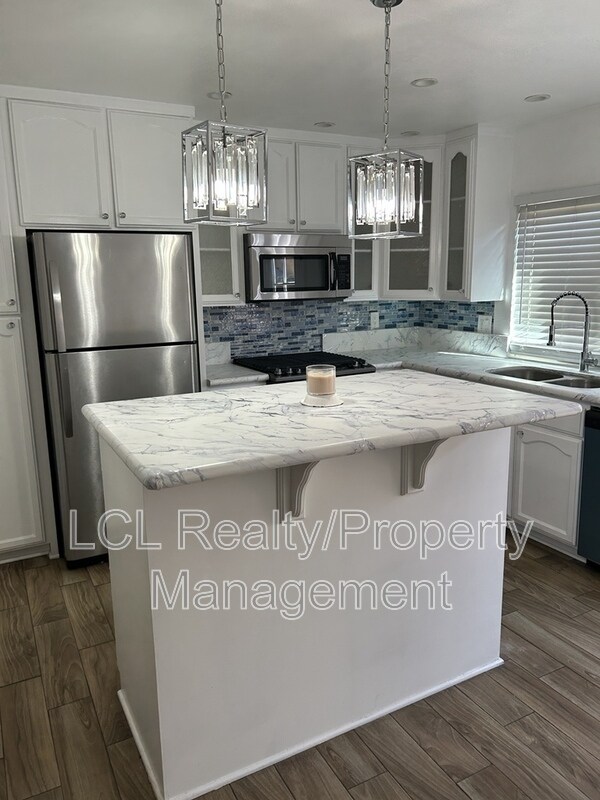 Building Photo - 1077 S Santo Antonio Dr