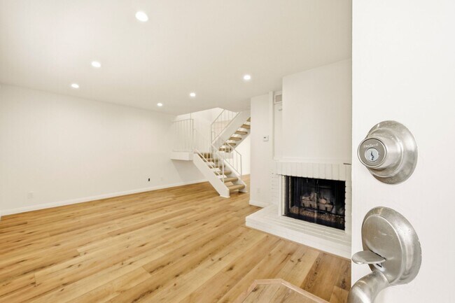 Building Photo - Remodeled 3bd/2.5bath steps from beaches, Racetrack, and Cedros Design district