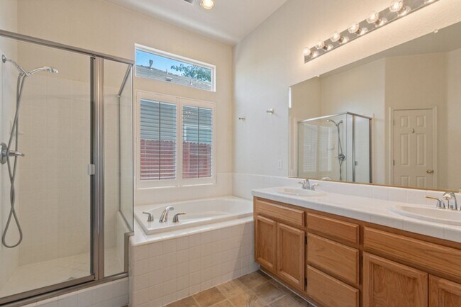 Building Photo - 3 Bedroom, 2 Bath home in Double Diamond Neighborhood