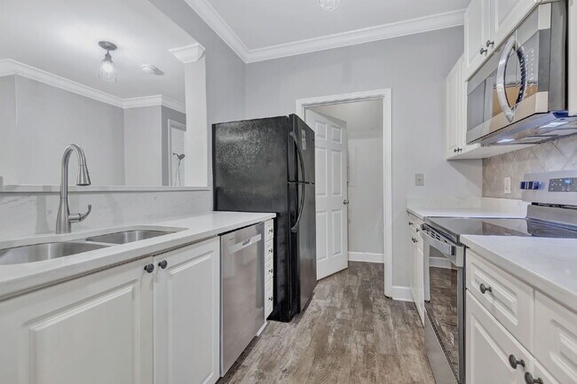 Building Photo - 2-Bed, 2-Bath Condo in the Heart of Green ...