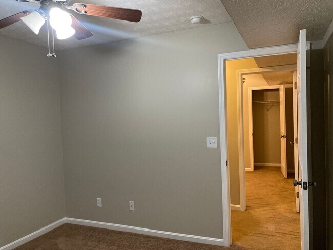 Building Photo - 128 Twin Lakes Dr