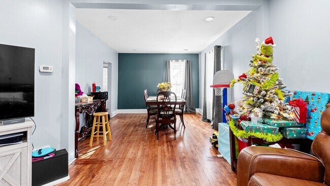 Building Photo - 6 Crescent St