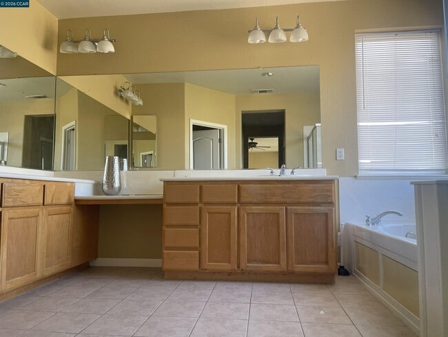 Building Photo - 2683 Presidio Dr