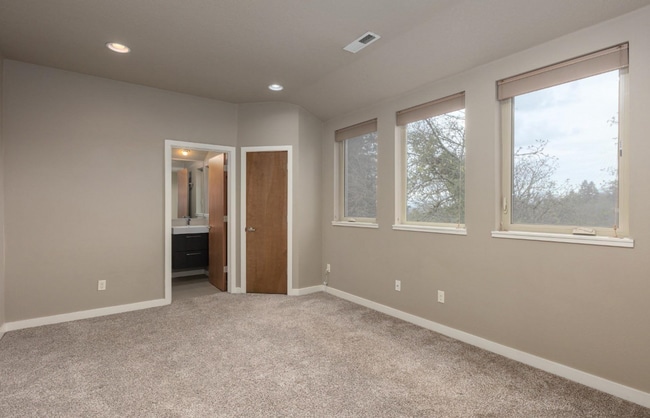 Building Photo - 3 bed 3 bath home close to Sellwood