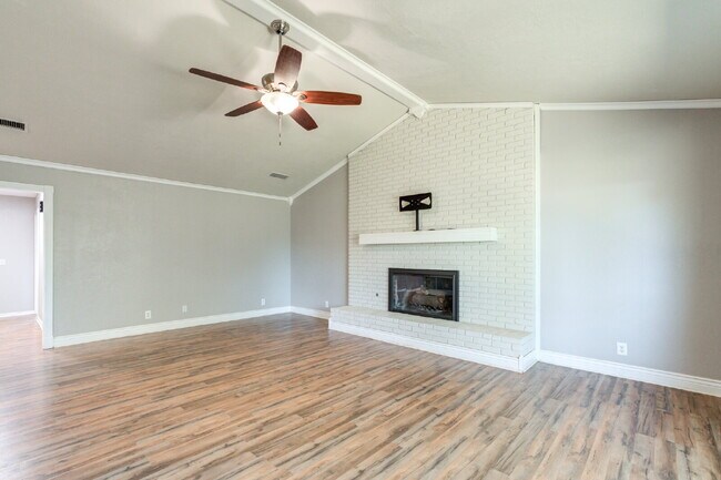 Building Photo - Renovated Three-Bedroom home in Central Lu...