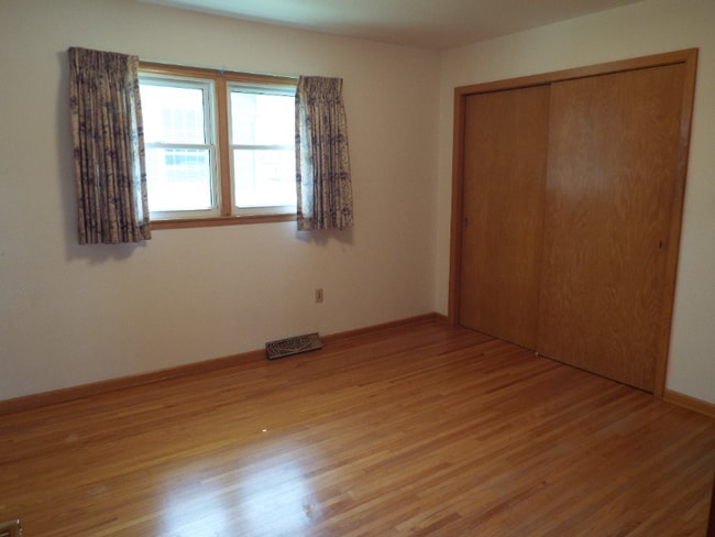 Building Photo - 453 4th Ave