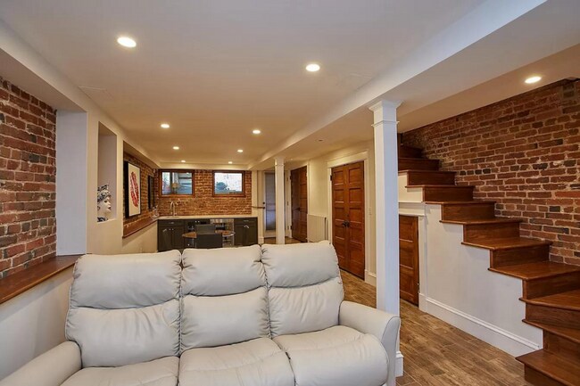 Building Photo - 3 level townhouse w 2br 2.5ba, parking spo...