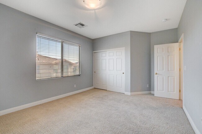 Building Photo - Spacious 5-Bedroom, 2 Story Pool Home in G...