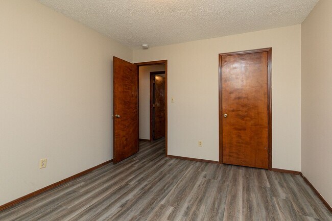 Building Photo - Updated 5 bedroom | 2 bath | 2 car garage | WALK OUT BASEMENT | Fenced backyard | Close to downto...